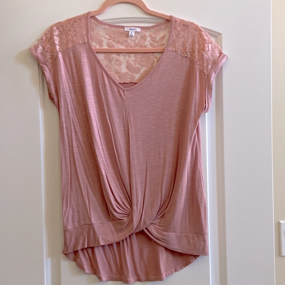 NWOT Ardene rose coloured lace detail top in size S
